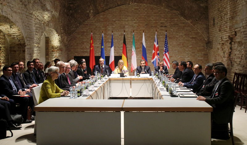 © Reuters. Negotiators of Iran and six world powers face each other at a table in the historic basement of Palais Coburg hotel in Vienna