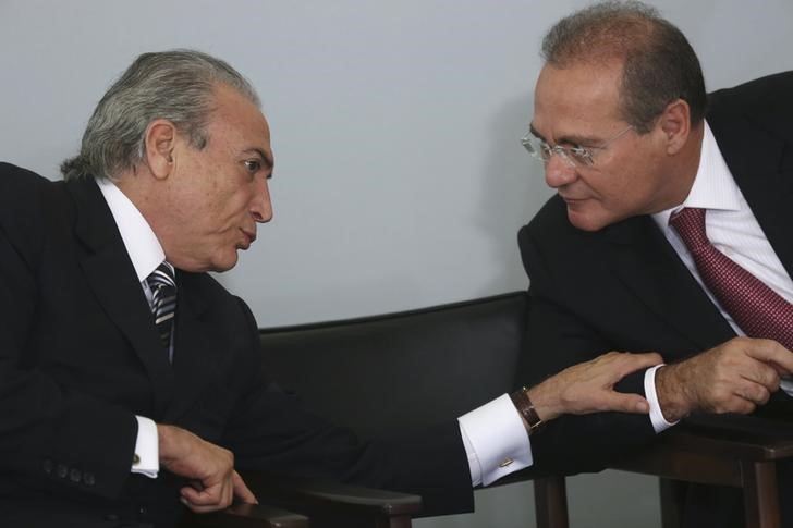 © Reuters. Temer e Renan conversam em Brasília