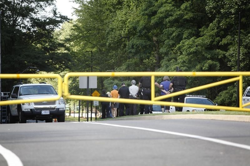 © Reuters. اعتقال ضابطة سابقة بمكتب التحقيقات الاتحادي خارج مقر المخابرات المركزية الأمريكية