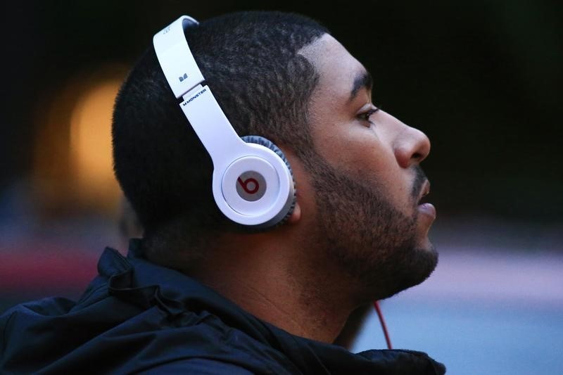 © Reuters. A man listens to Beats brand headphones on a street in New York