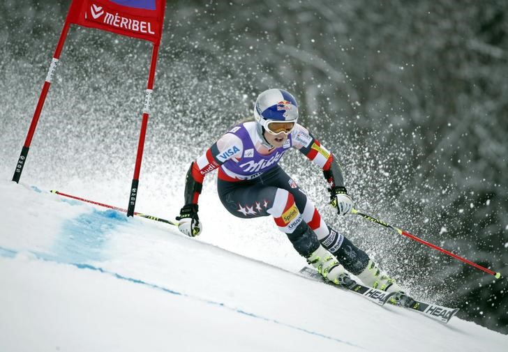 © Reuters. Vonn of the U.S clears a gate during the first run of the women's giant slalom race at the Alpine Skiing World Cup Finals in Meribel