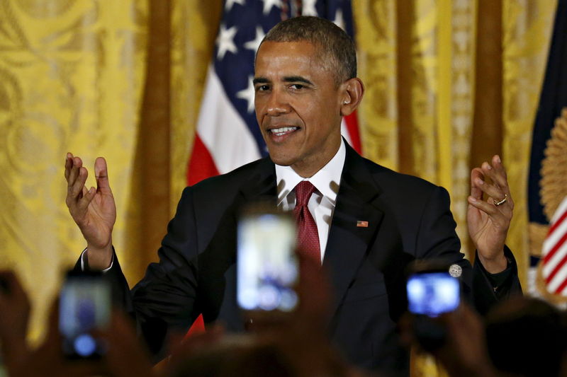 © Reuters. Obama plays host to a Cinco de Mayo reception in the East Room of the White House in Washington