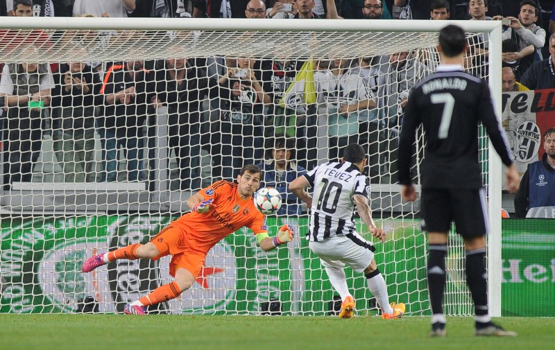 © Reuters. Penalti de Tévez da victoria de 2-1 a Juventus sobre el Madrid en la Champions