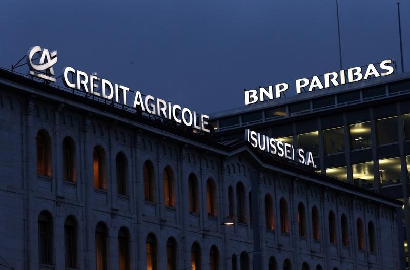 © Reuters. BNP Paribas and Credit Agricole signs are pictured in Geneva