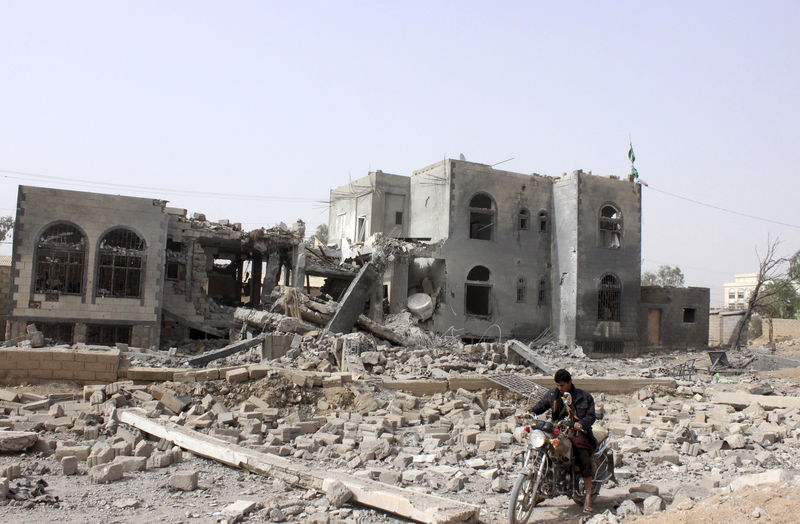 © Reuters. سكان: طائرات حربية تقصف محافظتي صعدة وحجة في اليمن