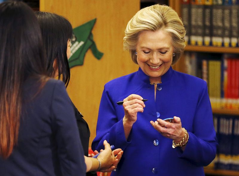 © Reuters. Clinton pide vía a la ciudadanía para indocumentados en EEUU