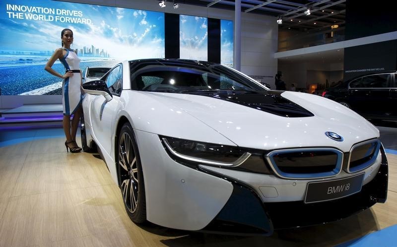 © Reuters. A model poses beside a BMW i8 during a media presentation of the 36th Bangkok International Motor Show in Bangkok