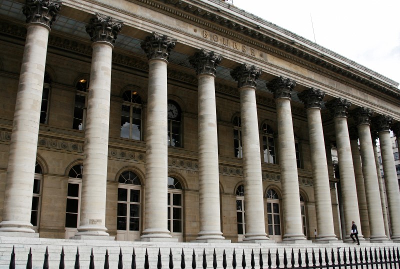 © Reuters. LA BOURSE DE PARIS OUVRE EN LÉGER RECUL