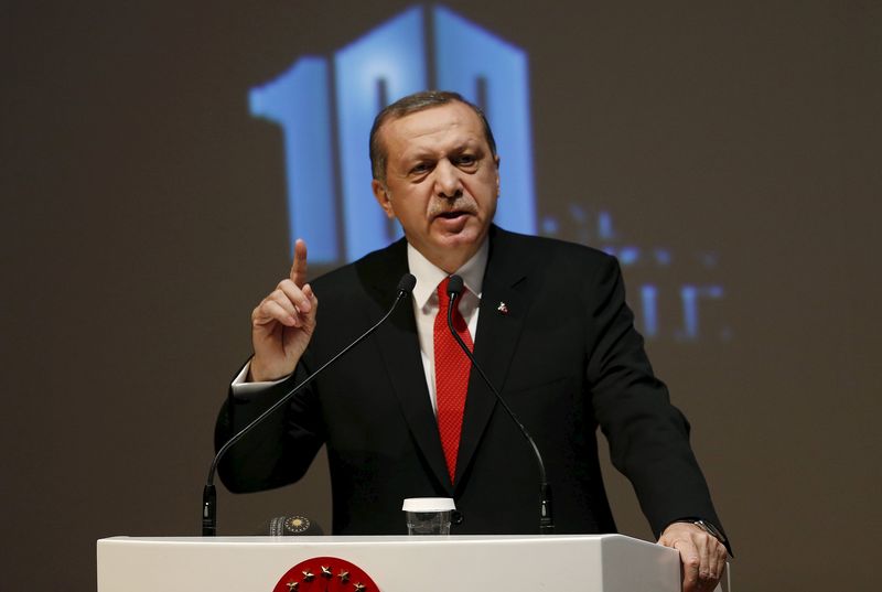 © Reuters. Turkey's President Erdogan makes a speech during a Peace Summit ahead of the 100th anniversary of the Battle of Gallipoli, in Istanbul