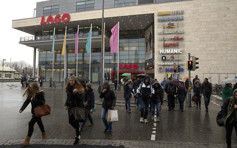 © Reuters. People walk in front of the shopping center Lago in the southern German town of Konstanz