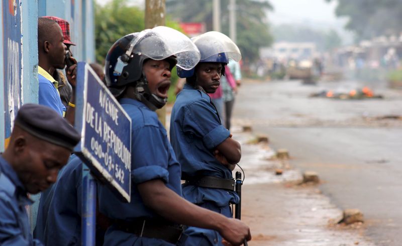 © Reuters. Riot policemen stand along a street during protests in Burundi's capital Bujumbura