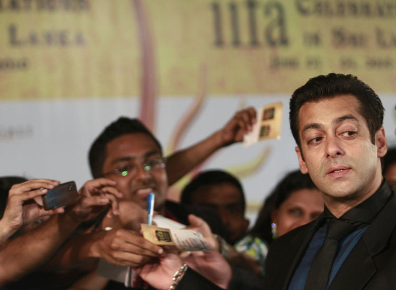 © Reuters. Estrella de Bollywood Salman Khan, sentenciado a 5 años de cárcel por homicidio