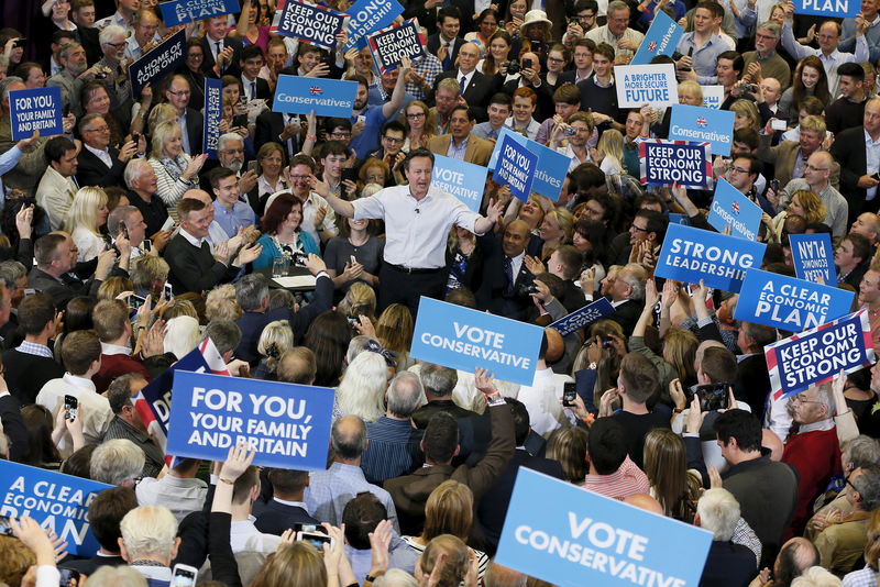 © Reuters. Los conservadores británicos aventajan en un punto a los laboristas  