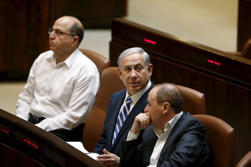 © Reuters. Israel's Prime Minister Benjamin Netanyahu (C), Defence Minister Moshe Yaalon (L), and Energy and Water Minister Silvan Shalom attend a session of parliament in Jerusalem