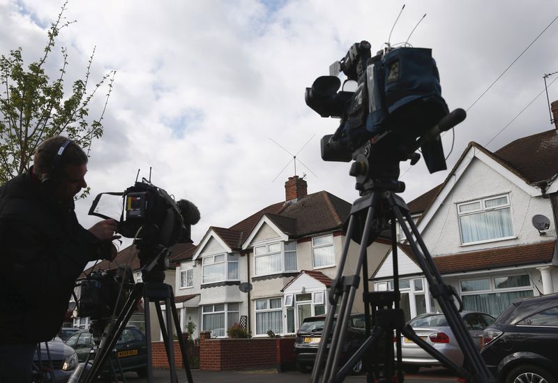 © Reuters. Television crews wait outside the address where Nav Sarao Futures Limited  is registered, in Hounslow, London