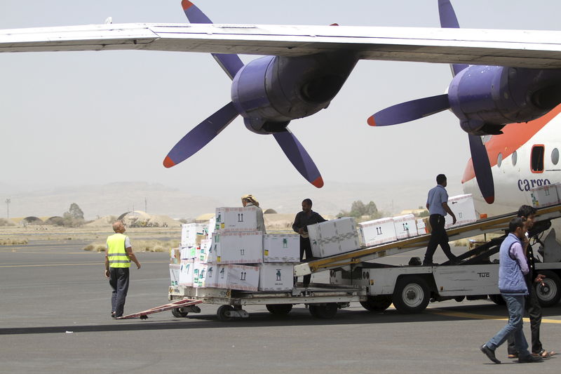 © Reuters. Workers unload emergency medical aid from a plane at Sanaa airport