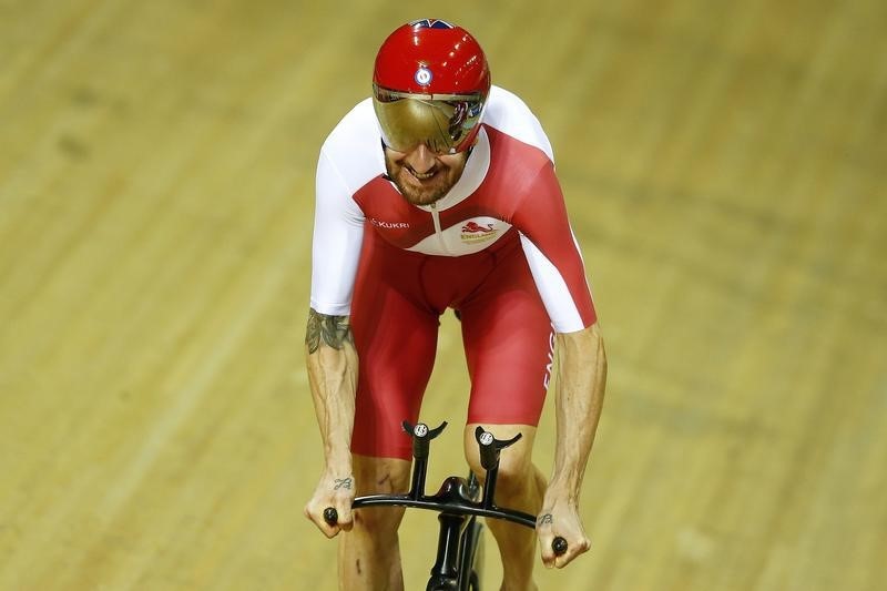 © Reuters. England's Bradley Wiggins trains in the Chris Hoy Velodrome ahead of the Commonwealth Games in Glasgow