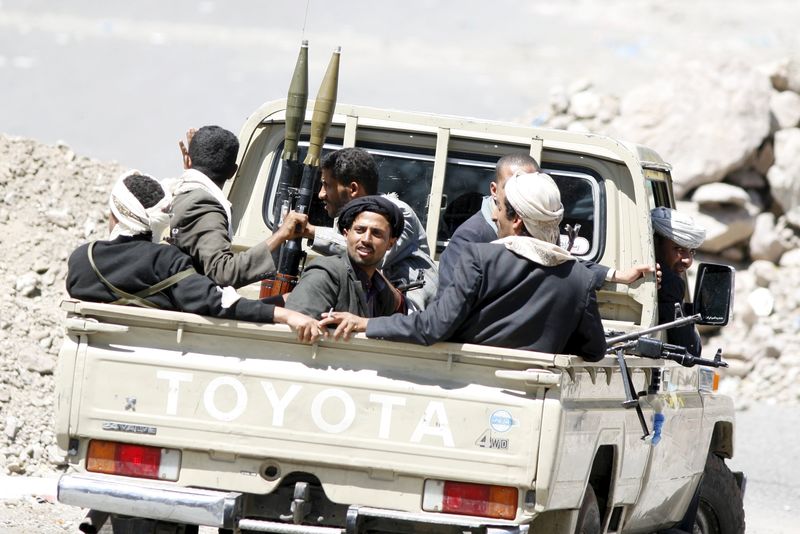 © Reuters. وكالات الإغاثة قد توقف عملها باليمن والحوثيون يقولون إن 43 مدنيا قتلوا
