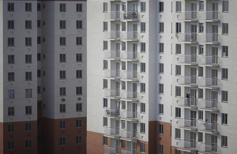 © Reuters. Prédio residencial durante fase de construção em Itaboraí, município do Rio de Janeiro