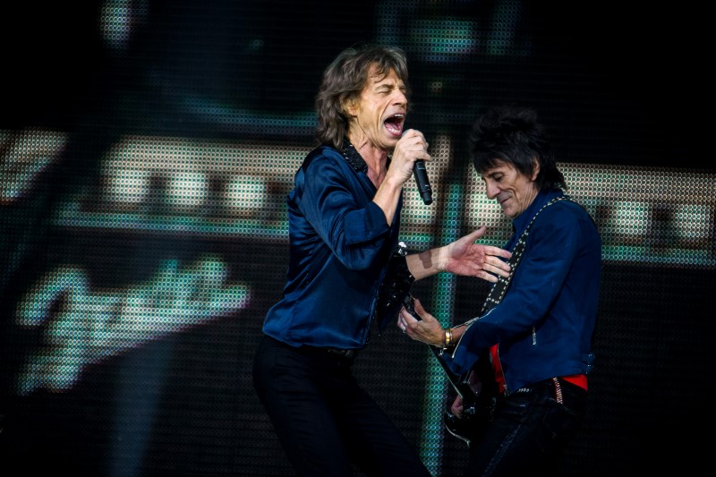© Reuters. Mick Jagger y Ronnie Wood graban canción solidaria para las víctimas de Nepal