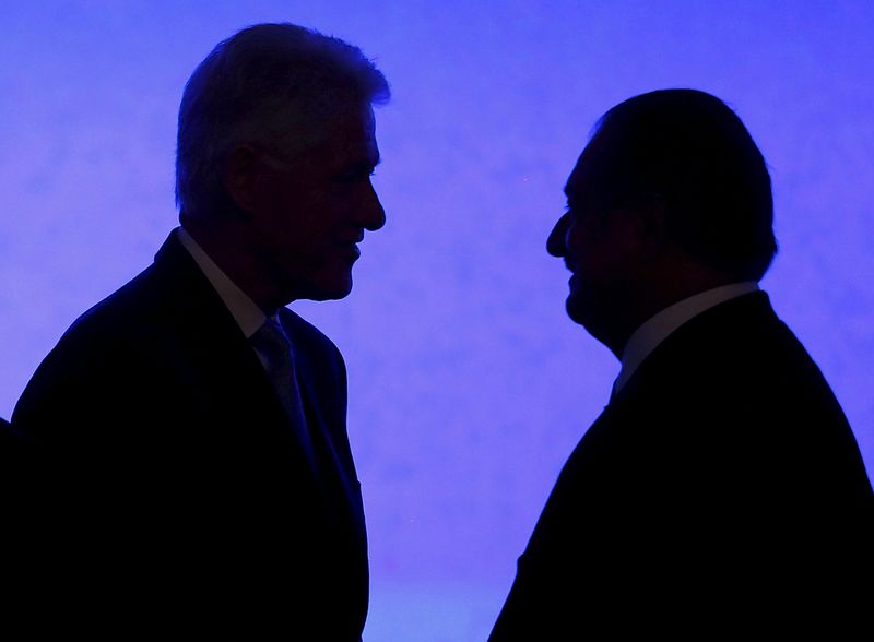 © Reuters. File photo of former U.S. President Clinton speaking with Doe Chemical CEO Liveris at the U.S.-Africa Business Forum in Washington