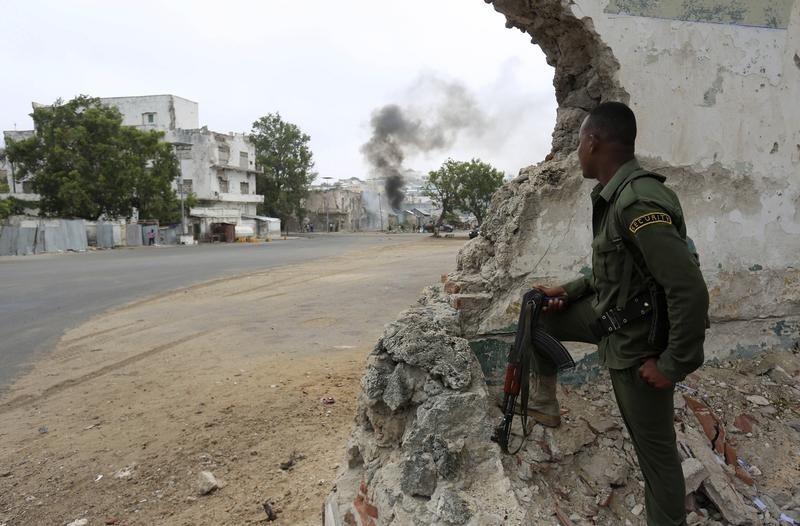 © Reuters. حركة الشباب تقتل مسؤولا في الصومال وتهاجم قافلة للاتحاد الافريقي