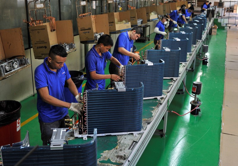 © Reuters. Funcionários em linha de produção de uma marca chinesa, em Manaus