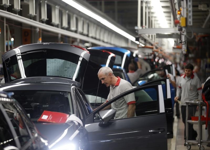 © Reuters. España aprobará en breve otro plan de ayudas a la compra de coches