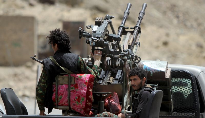 © Reuters. Militantes Houthis em carro de patrulha em Sanaa, capital do Iêmen