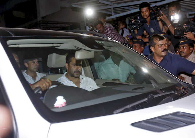 © Reuters. Bollywood actor Salman Khan sits in a car as he leaves a court in Mumbai