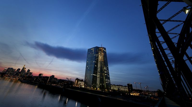 © Reuters. The famous skyline with its banking district and the new headquarter of the European Central Bank (ECB) is pictured in Frankfurt