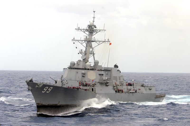 © Reuters. البحرية الأمريكية تتوقف عن مرافقة السفن عبر مضيق هرمز