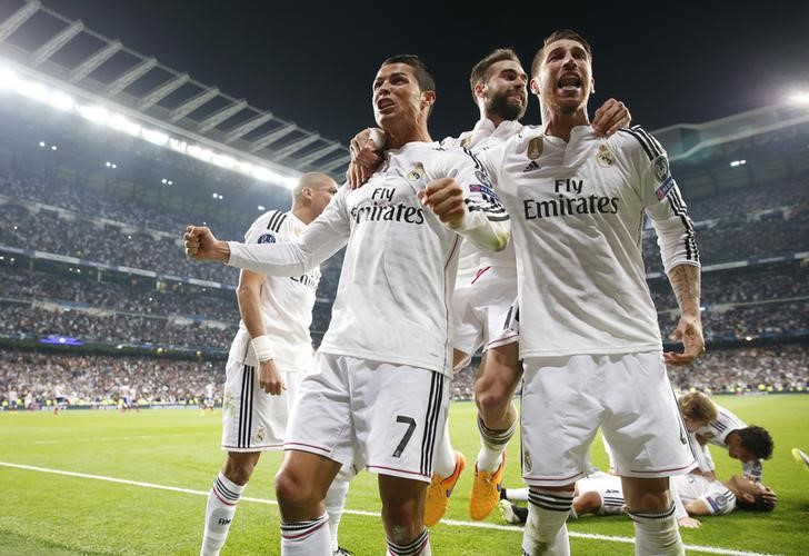 © Reuters. Jogadores do Real Madrid comemoram gol contra Atlético de Madri