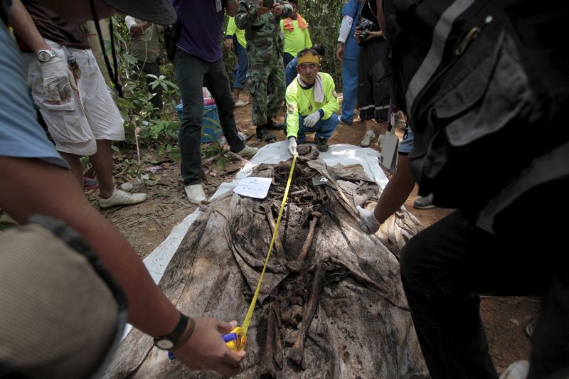 © Reuters. Tailandia halla varios cadáveres cerca de un supuesto campo de traficantes de personas