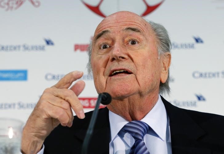 © Reuters. Presidente da Fifa Blatter concede entrevista em Luzern