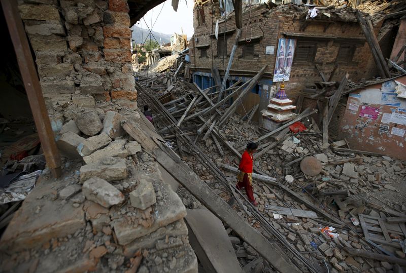 © Reuters. Intensifican la búsqueda de víctimas en una localidad de senderismo en Nepalc