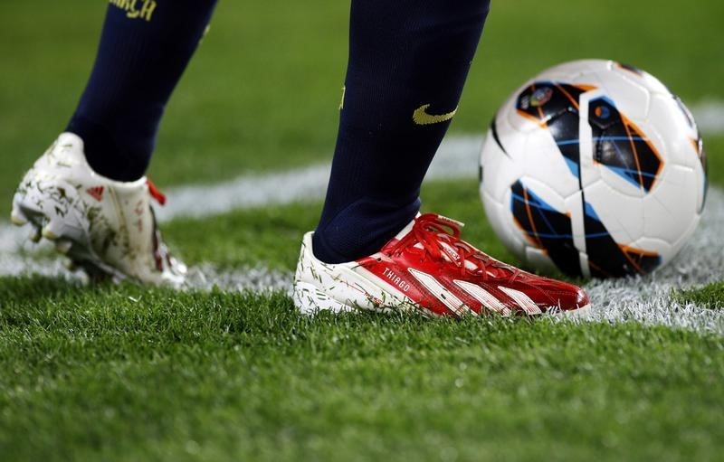 © Reuters. La Federación de Fútbol decide suspender las competiciones desde el 16 de mayo