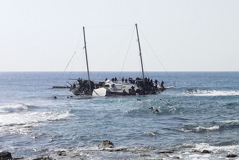 © Reuters. Imigrantes tentando chegar à Grécia num barco parcialmente naufragado