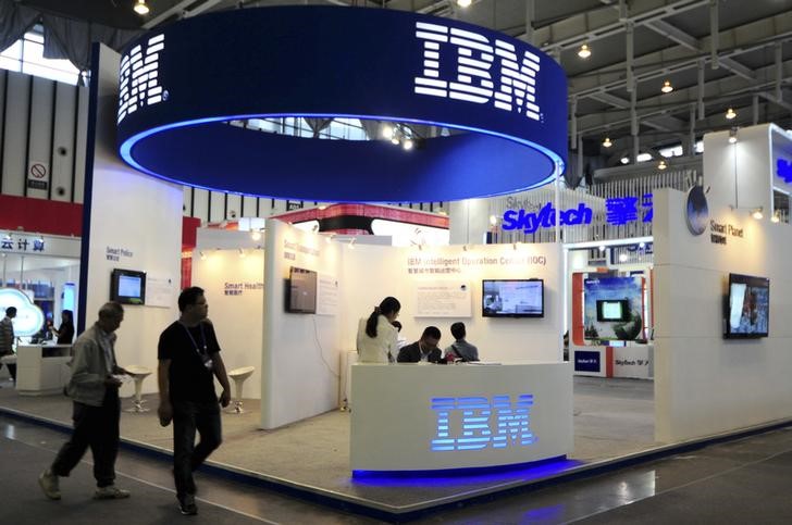 © Reuters. Visitors walk past the IBM booth at the 9th China International Software Product & Information Service Expo in Nanjing