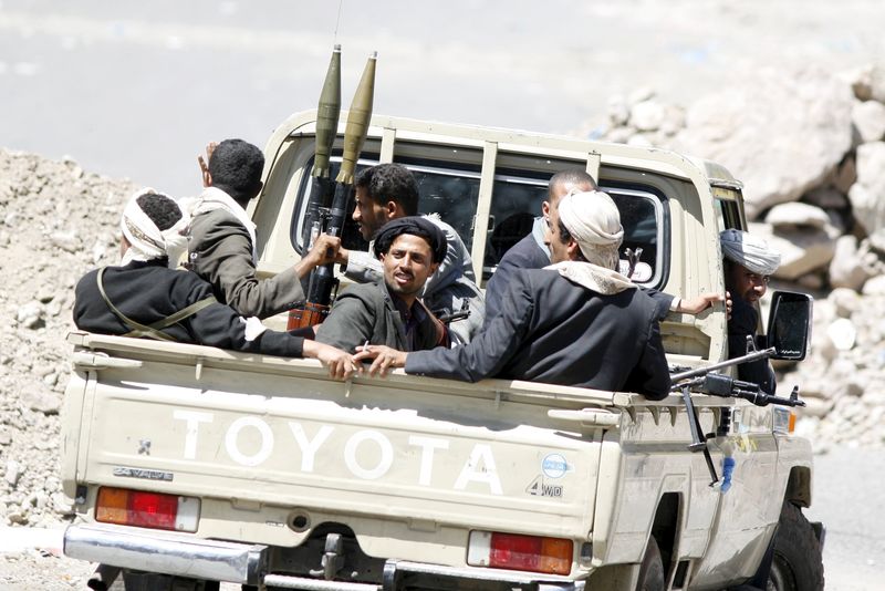 © Reuters. Combatentes de um grupo de resistência popular contra houthis são vistos em Taiz, no sudoeste do Iêmen