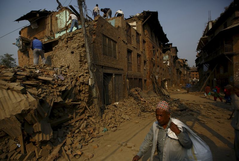 © Reuters. Cuba dice enviará equipo médico de 48 miembros a Nepal como respuesta a terremoto