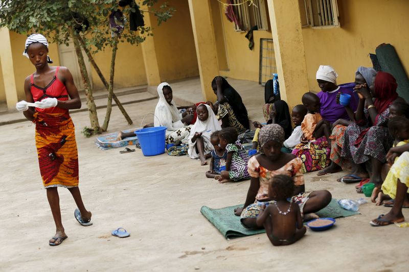 © Reuters. DES NIGÉRIANS MORTS DE FAIM ET DE SOIF EN FUYANT LE NIGER