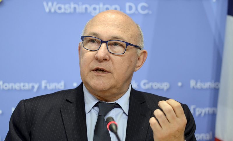 © Reuters. French Finance Minister Sapin makes remarks at a news conference in Washington 