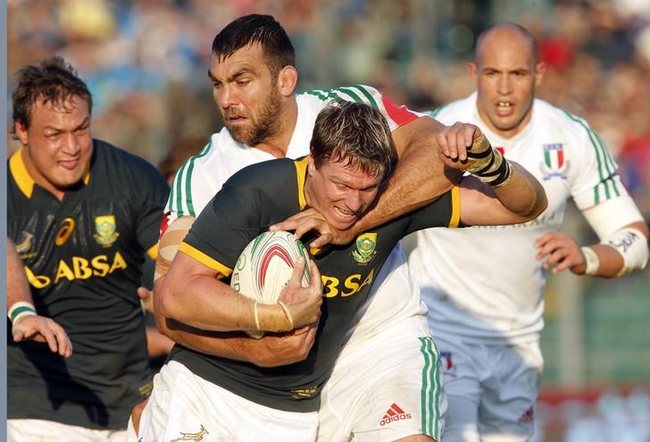 © Reuters. Italy's Geldenhuys challenges South Africa's De Villiers during their rugby test match in Padua