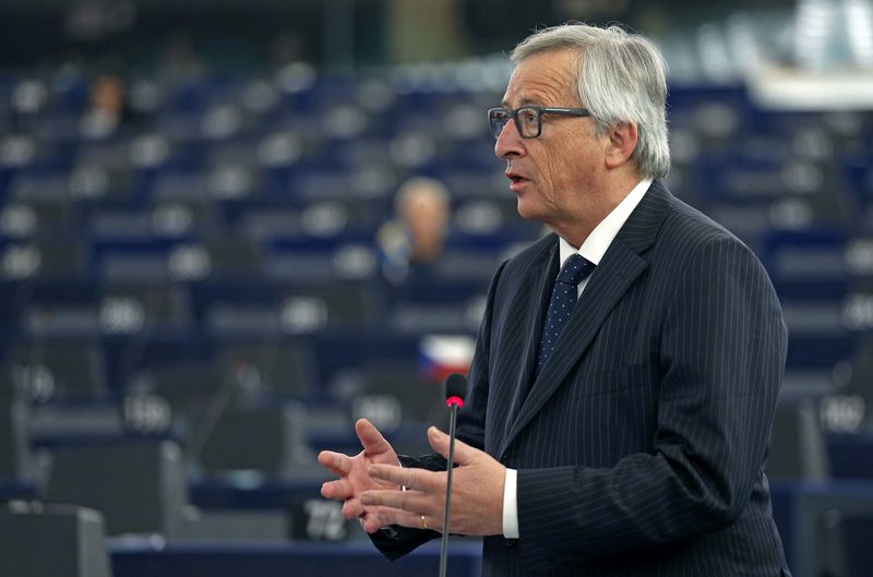 © Reuters. European Commission President Juncker addresses the European Parliament during a debate on the latest tragedies in the Mediterranean and EU migration and asylum policies in Strasbourg