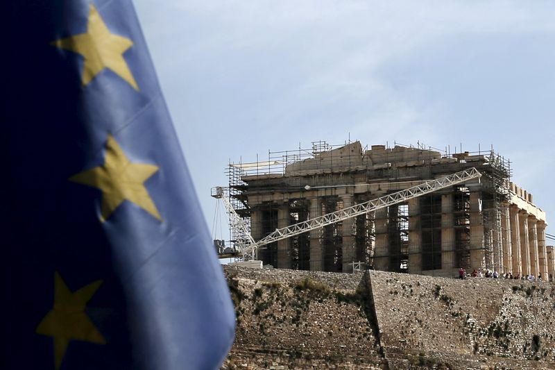 © Reuters. An EU flag flutters as the ancient Parthenon temple is seen in the background in Athens 