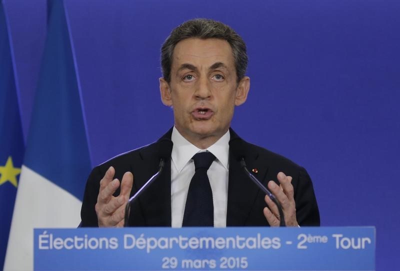 © Reuters. Nicolas Sarkozy, conservative UMP political party leader and former French president, attends a news conference after the close of polls in France's second round Departmental elections of local councillors at their party's headquarters in Paris