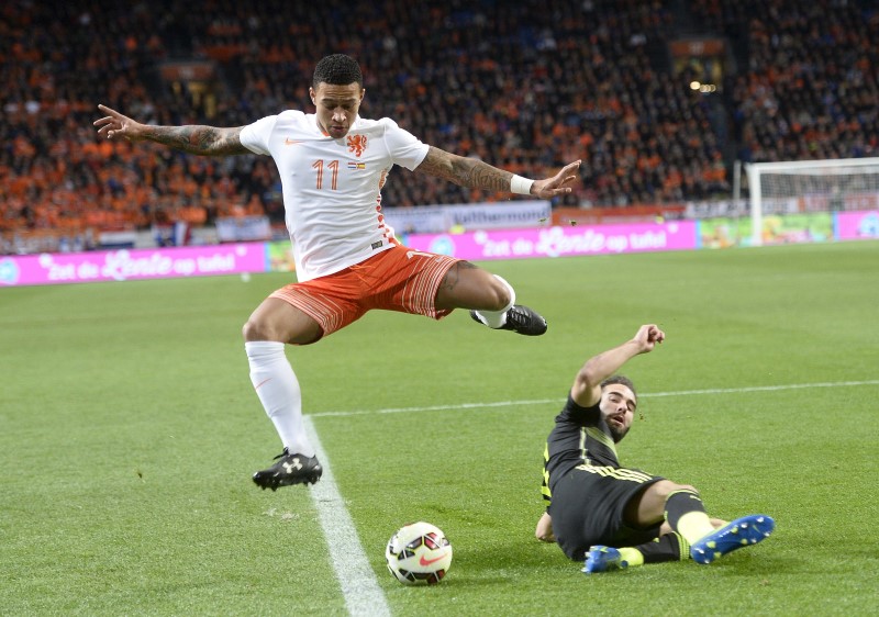 © Reuters. Daniel Carvajal of Spain (R) challenges Memphis Depay of the Netherlands during their international soccer friendly match at the Amsterdam Arena