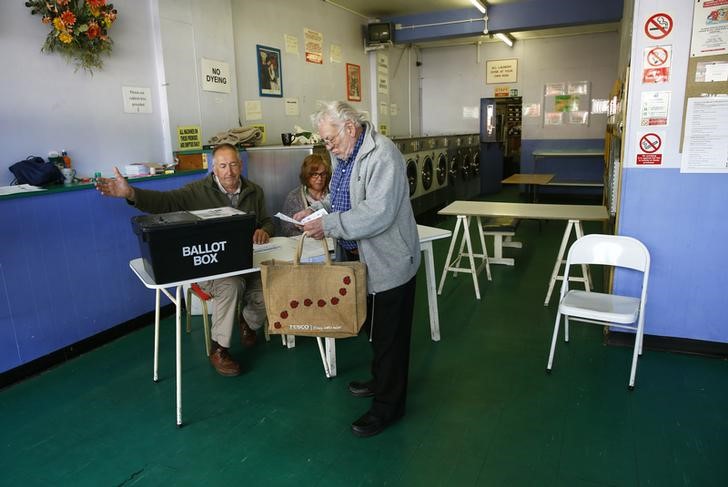 © Reuters. Homem votando em Oxford