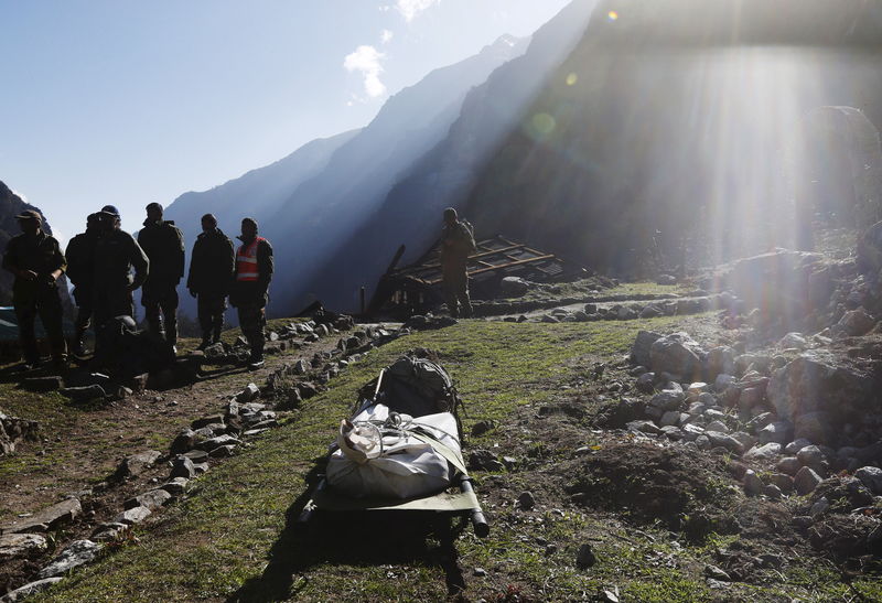 © Reuters. Corpo de um guia nepalês, recuperado por uma unidade de resgate nas motanhas do Himalaia